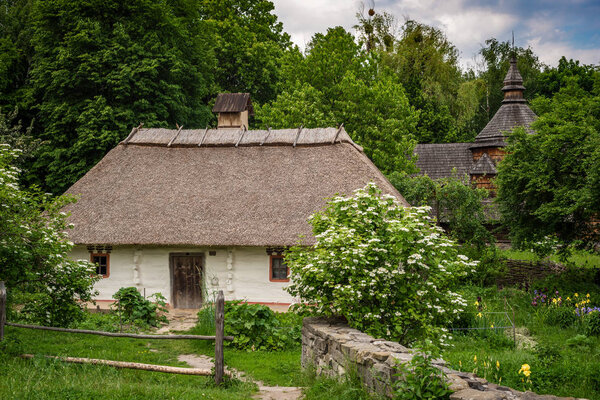 Старый дом в традиционной деревенской деревне