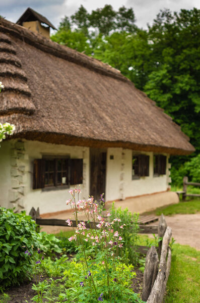 Старый дом в традиционной деревенской деревне