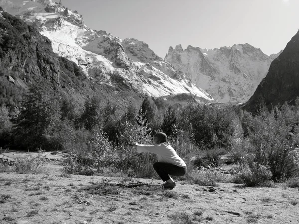 Mulher pratica ioga em um desfiladeiro de montanha. Estilo de vida de viagem Relaxe — Fotografia de Stock