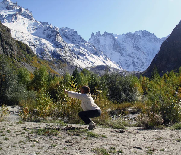 Žena cvičí jógu v horské rokli. Cestovní životní styl Relax — Stock fotografie