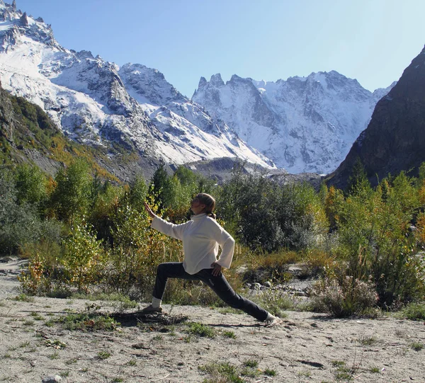 Mulher pratica ioga em um desfiladeiro de montanha. Estilo de vida de viagem Relaxe — Fotografia de Stock