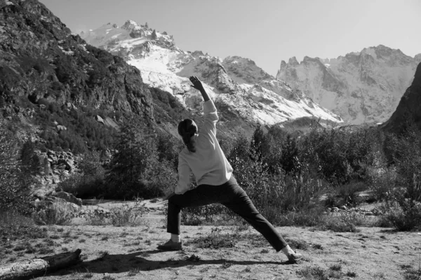 Mulher pratica ioga em um desfiladeiro de montanha. Estilo de vida de viagem Relaxe — Fotografia de Stock