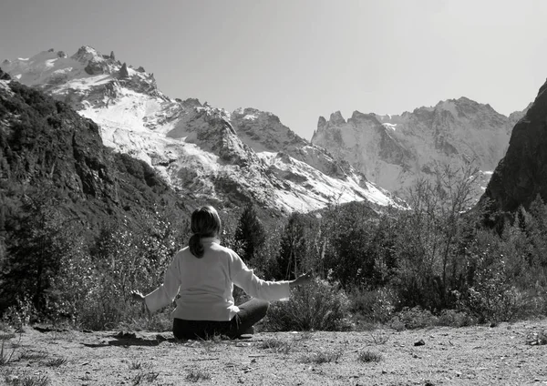 Dağ geçidinde meditasyon yapan bir kadın. Seyahat et. Yaşam tarzı. Rela. — Stok fotoğraf