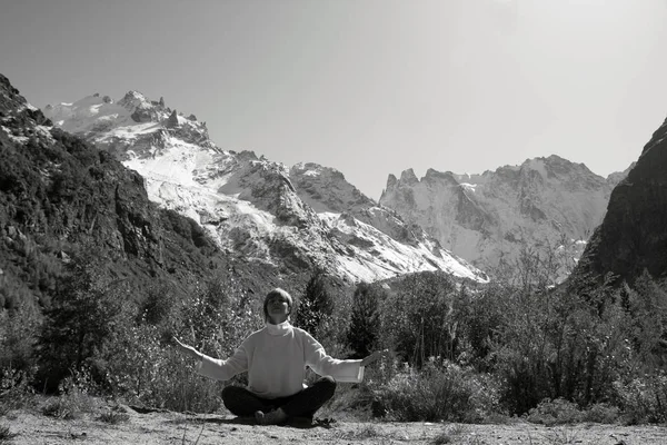 Dağ geçidinde meditasyon yapan bir kadın. Seyahat et. Yaşam tarzı. Rela. — Stok fotoğraf