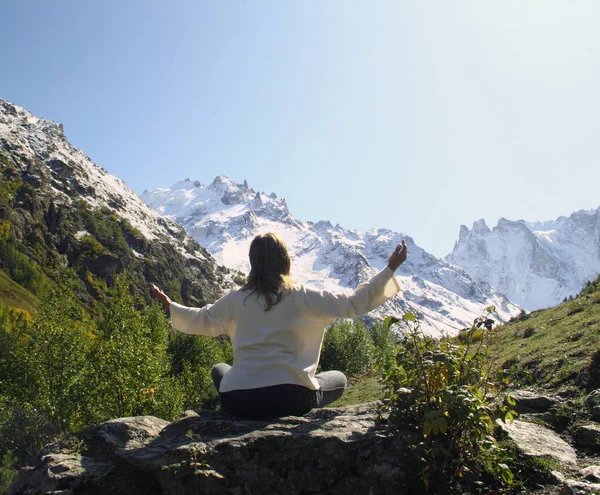 Dağ geçidinde meditasyon yapan bir kadın. Seyahat et. Yaşam tarzı. Rela. — Stok fotoğraf