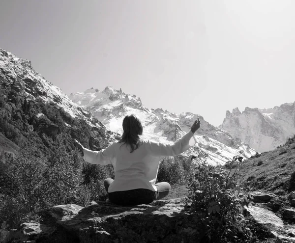 Frau meditiert Yoga in Gebirgsschlucht. Reisen. Lebensstil. rela — Stockfoto