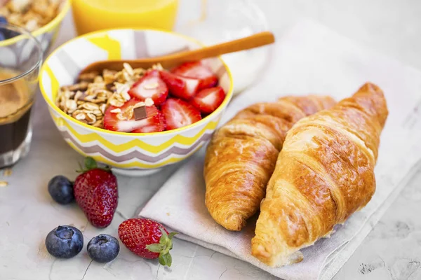 Muesli Tigela Com Frutas Croissants Xícara Café Suco Laranja Refeição — Fotografia de Stock