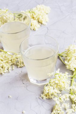 Elderflower limonata içecekler, gözlük içecekler ferahlatıcı elderflowers ile