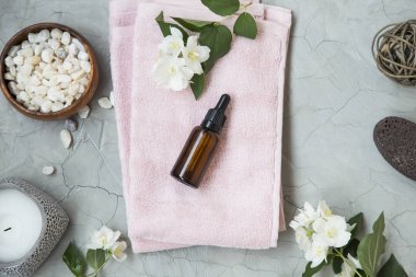 Banyo tuzu, Yasemin petrol şişe ve çiçekler, havlu ve doğal sabun ile Spa ayarı flatlay. Spa ve sağlıklı yaşam natürmort