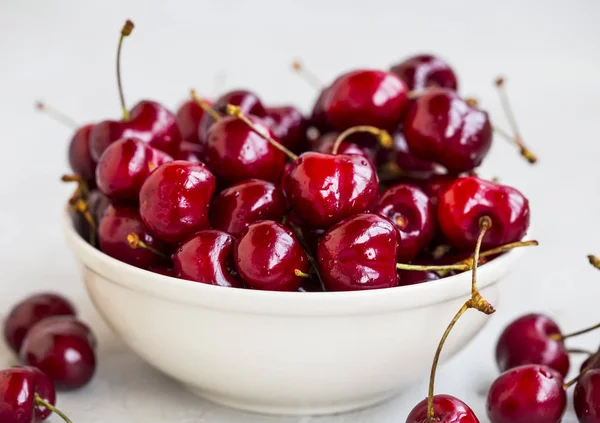 Frische Schmackhafte Bio Kirschen Einer Schüssel Sommerreife Früchte — Stockfoto