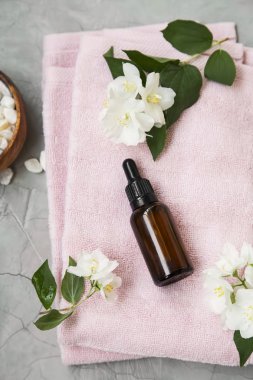 Spa natürmort Yasemin çiçekleri ve petrol şişe üzerinde havlu ile