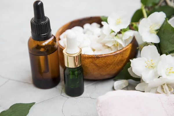 Spa Stilleven Met Essentiële Olie Van Jasmijn Flessen Badzout Bloemen — Stockfoto