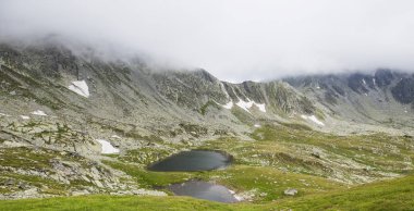 Dağ buzul gölleri panorama, sisli peakes ve göller, Karpat Dağları, güzel kayalık dağ yatay görüntüleme