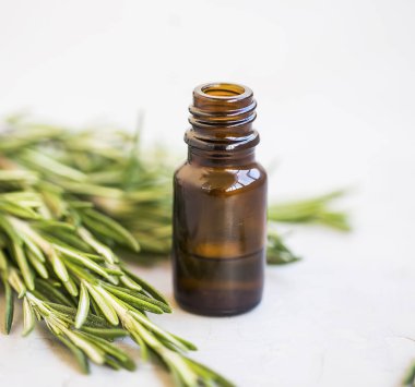 Bitkisel yeşil biberiye bitki esans şişesi, doğal yağ 