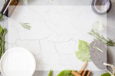 Organik Cilt bakım ürünleri flatlay kopya alanı ile