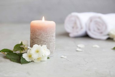 Spa natürmort kokulu mum, Yasemin çiçek ve havlu içinde belgili tanımlık geçmiş