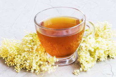 Elderflower çay, elderflower dalları ile sağlıklı çay