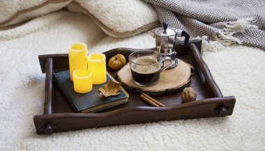 Ahşap Tepsi kahve ve mumlar, rahat rahat battaniye Cozy kış iç natürmort dekor detaylarla