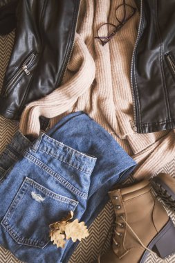 Ceket, kazak, kot pantolon ve bot, sonbahar/kış sezonu kıyafet fikir üstten görünüm ile sonbahar giyim kıyafet