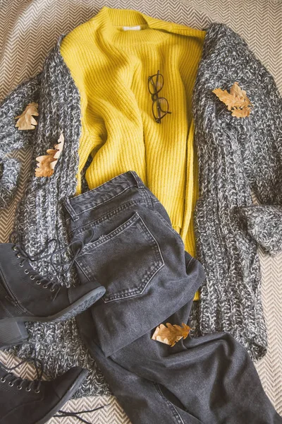 秋の服服セーター ジーンズ ブーツ 秋冬シーズンの衣装のアイデアの平面図 — ストック写真