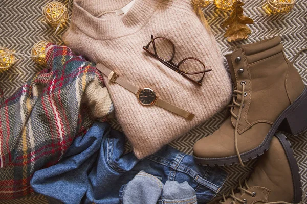 秋服服セーター ジーンズ ブーツ メガネと時計アクセサリー秋 冬シーズン衣装のアイデアの平面図 — ストック写真