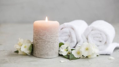 Spa natürmort mum, beyaz yasemin ve havlu, spa ayarlama