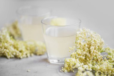 Fermente elderflower limonata veya meyve suyu, sağlıklı yaz Içecek 