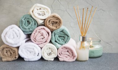 Hava temizleyici ve mum, Çamaşırhane kavramı ile pamuk havlu yığını