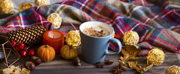 Tazza Caffè Cioccolata Calda Con Decorazioni Autunnali Candela Una Sciarpa — Foto Stock