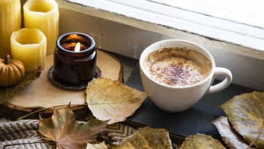 Sonbahar kahve Kupası natürmort mumlarıyla kurutulmuş yaprakları ve eski kitap, rahat düşmek natürmort 