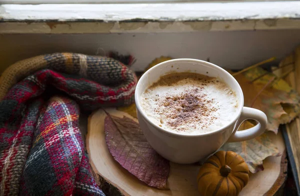 Queda Xícara Café Com Cobertor Aconchegante Folhas Secas Outono Ainda — Fotografia de Stock