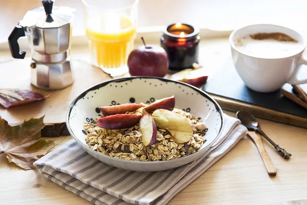 Сніданок Осінньому Стилі Мискою Яблуками Чашкою Кави Книгою Свічкою — стокове фото