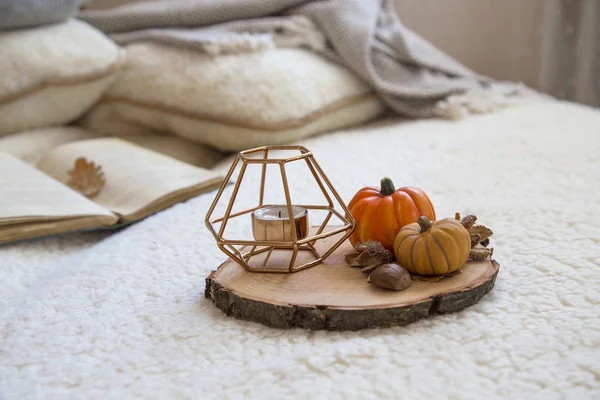 装飾的な蝋燭ホールダーと木製のカボチャと居心地の良い秋屋内設定サポート ライフ スタイルの装飾の秋 — ストック写真