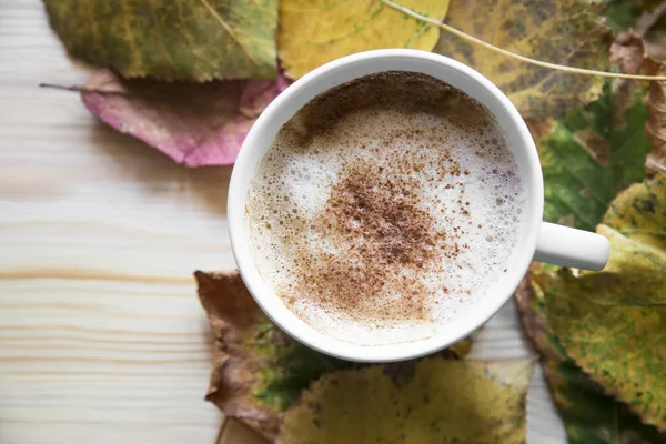 Copo Café Outono Cappuccino Com Canela Folhas Secas Vista Superior — Fotografia de Stock