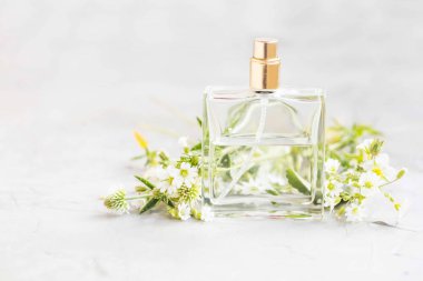 Parfüm şişesi ile beyaz çiçekler, beyaz çiçek koku parfüm şeffaf şişe