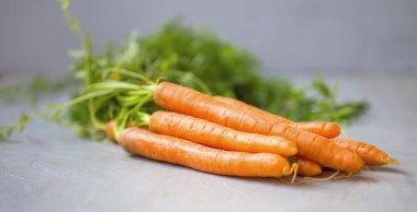 Taze bio doğal havuç beton zemin üzerine sağlıklı bio sebze hasat yığın.