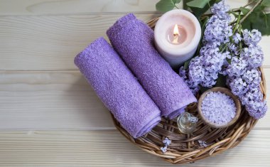 Spa natürmort üst görüntülemek Lila çiçek, mum, banyo salth ve havlu, spa cilt bakım ürünleri, sağlık ayarı spa ile