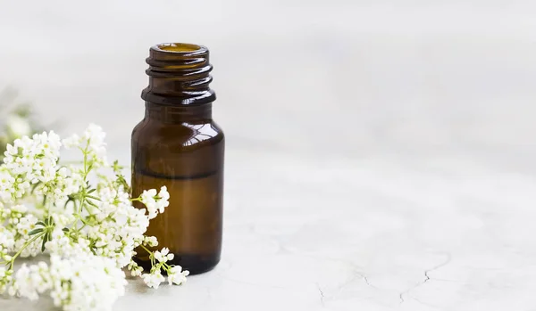 Frasco Aceite Esencial Flores Con Flores Espacio Copia Aceite Aromaterapia — Foto de Stock