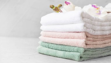 Closeup beton zemin üzerine temiz pamuk havlu yığını