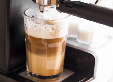 Saydam bir cam ile süt köpüğü, lezzetli kahve latte kahve kahve makinesi 