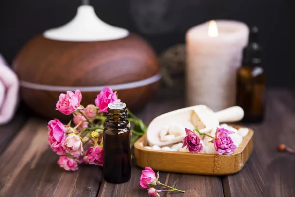 Wellness Stillleben Mit Rosenätherischem Ölfläschchen Badesalz Kerze Und Aromatherapie Diffusor — Stockfoto