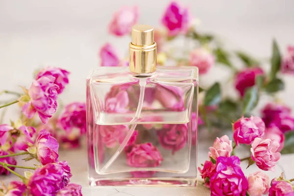 Hermoso Perfume Rosa Botella Transparente Con Rosas Rosas Flores Mujer — Foto de Stock