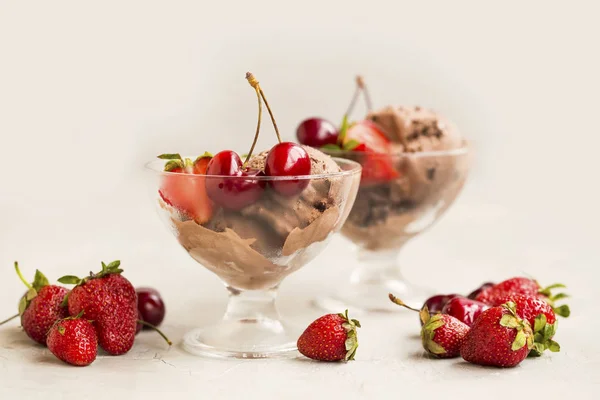Шоколадный Мороженое Клубникой Вишней Вкусный Летний Освежающий Десерт — стоковое фото