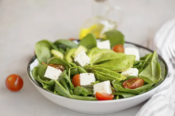 Healthy Salad Bowl Feta Spinach Tomatoes Avocado Closeup — Stock Photo, Image