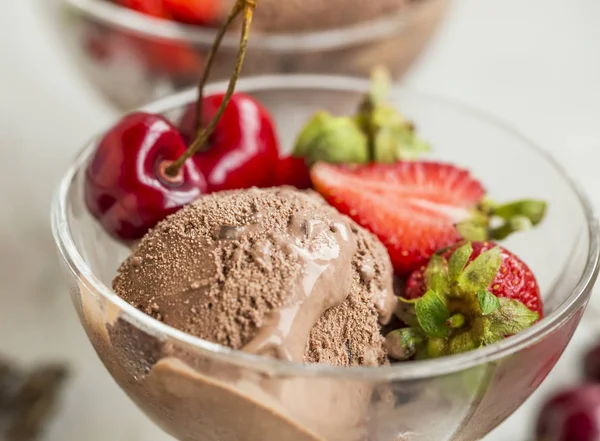 イチゴとサクランボ おいしい夏の爽やかなデザート チョコレートのアイスクリーム — ストック写真