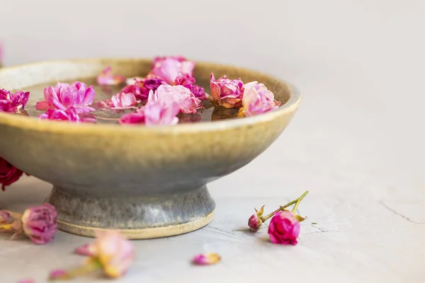 Spa Bodegón Con Cuenco Tratamiento Cuidado Piel Con Rosas Aceite —  Fotos de Stock