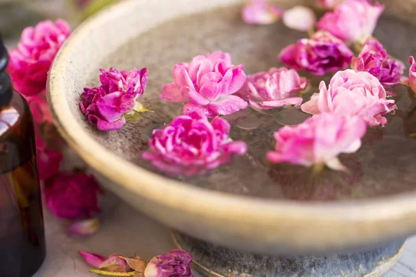 Wellness Stillleben Mit Schale Zur Hautpflege Mit Rosen Und Selektiver — Stockfoto