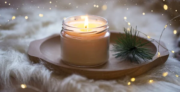 Feestelijke Kerst Kaars Vakantie Winter Decoratie Kaarslicht Met Sparkle Lichten — Stockfoto