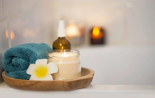 Ajuste Spa Con Flor Frangipani Toalla Aceite Corporal Baño Piel — Foto de Stock