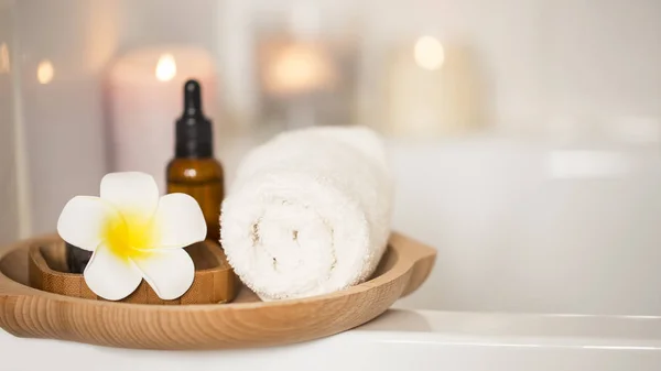 Ajuste Spa Con Flor Frangipani Toalla Aceite Corporal Baño Piel — Foto de Stock